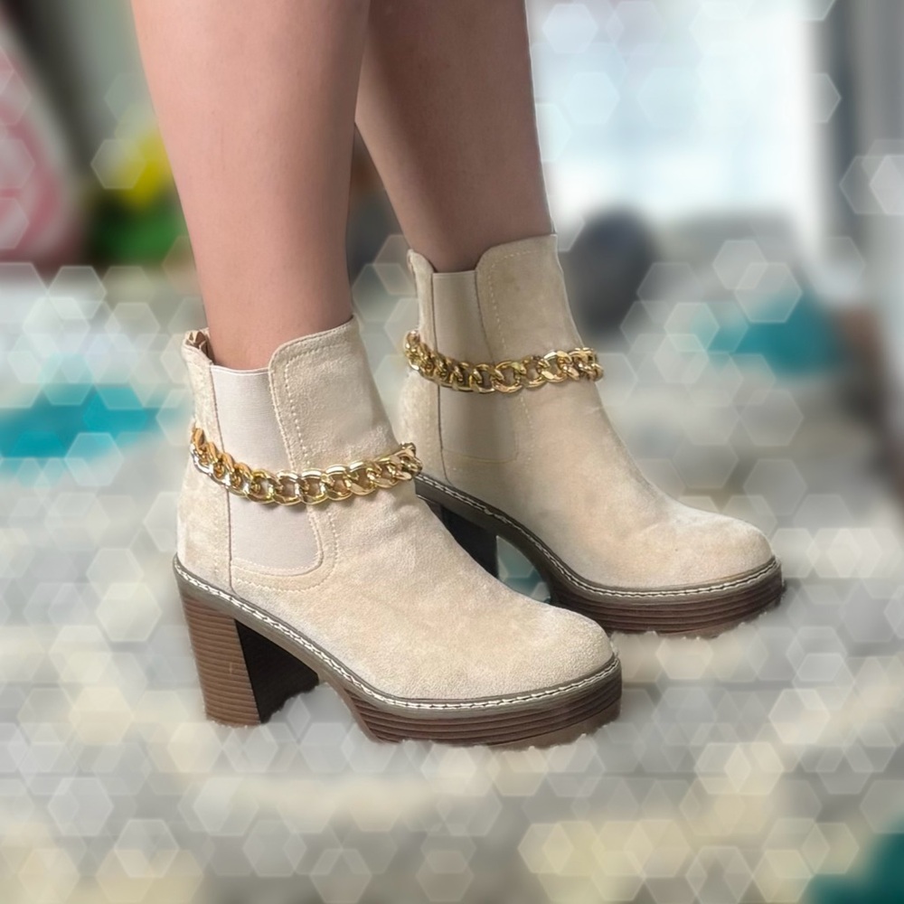 Chelsea boot with gold chain